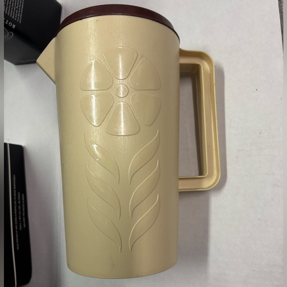 Vintage Sterilite 441 Flower Embossed Pitcher Juice Jug 2-Quart Beige